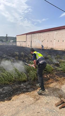 Imagen secundaria 2 - El incendio uso en riesgo a nueve viviendas ya que las llamas saltaron de la calle La Cerca a la calle Patal,