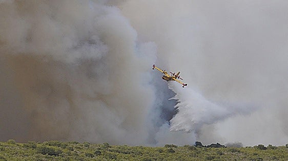 Logran contener el avance del incendio de Arganza que se mantiene en nivel 1