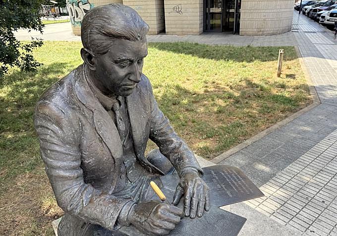 Imagen de la escultura dedicada a Miguel Eugenio Fustegueras y Álvarez-Valdés en Ponferrada.