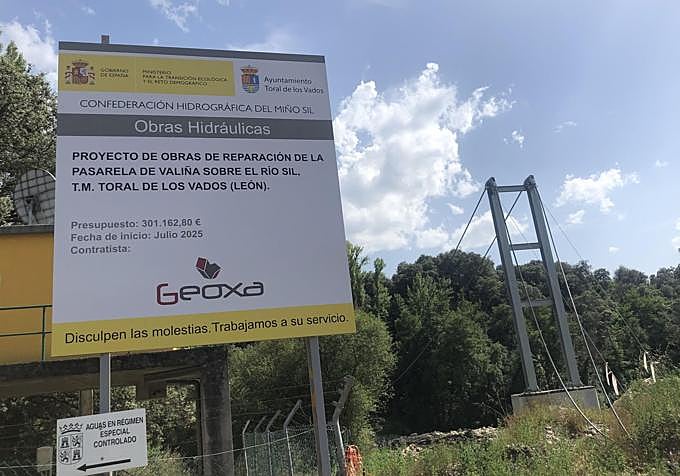 Cartel informativo sobre la actuación que permitirá recuperar la emblemática pasarela sobre el Sil.