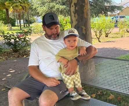 Imagen secundaria 1 - Antolín Fernández y Kassandra Cañibano junto a su hijo Julen, en el parque la Valiña en Camponaraya.