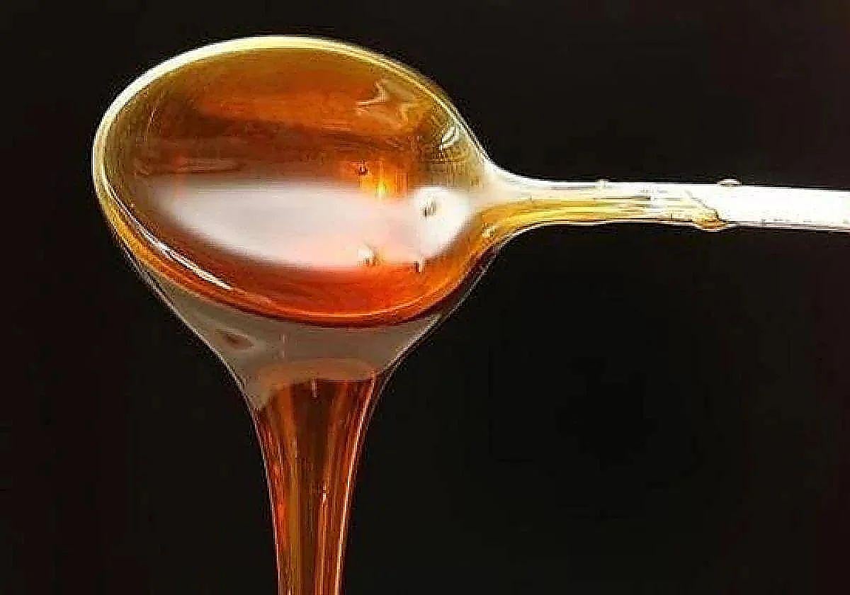 Una cucharada de miel en una imagen de archivo.