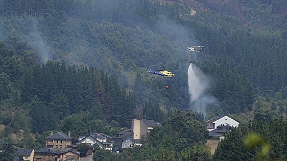 El Bierzo lucha contra dos incendios en nivel 2 en Veguellina y Valdelaloba que obliga a desalojar tres poblaciones
