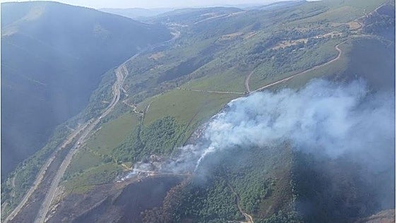Se desata un incendio en Vega de Valcarce, en el mismo monte que se prendió hace ocho días