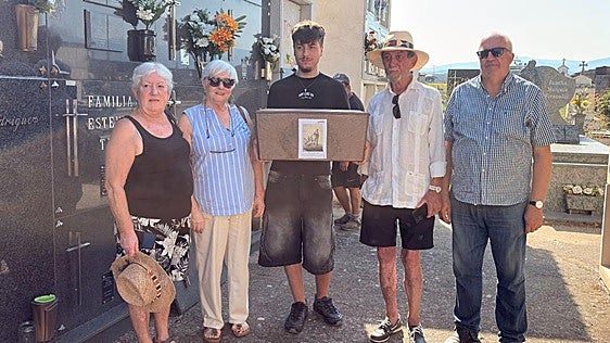 Entierran en Columbrianos los restos del guerrillero Claudio Macías, que permaneció escondido hasta su muerte