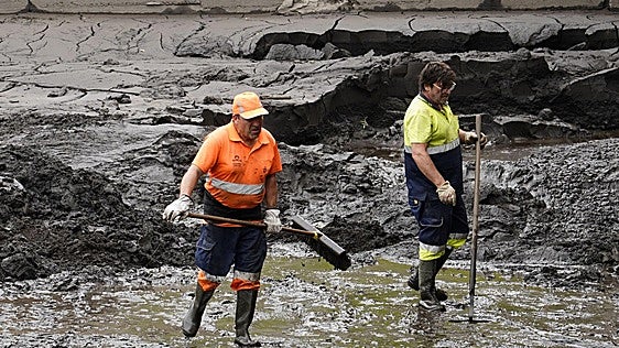 El lodo vuelve a cubrir la piscina fluvial de Molinaseca