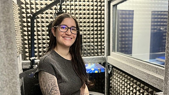 La locutora que narra audiolibros desde Ponferrada: «No hay ni música ni efectos, la dificultad es transmitirlo todo con la voz»