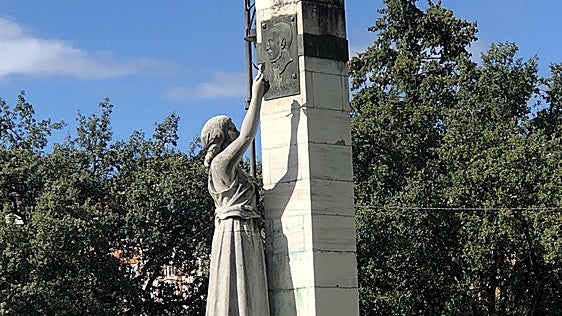 La escultura de Ponferrada que se hizo con el mismo mármol que las escaleras del Palacio Real de Madrid cumple cien años