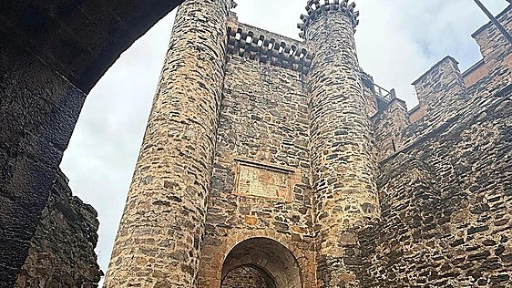 ¿Por qué se autoriza emitir un programa de televisión desde el castillo de Ponferrada y no rodar la película de Nevenka?
