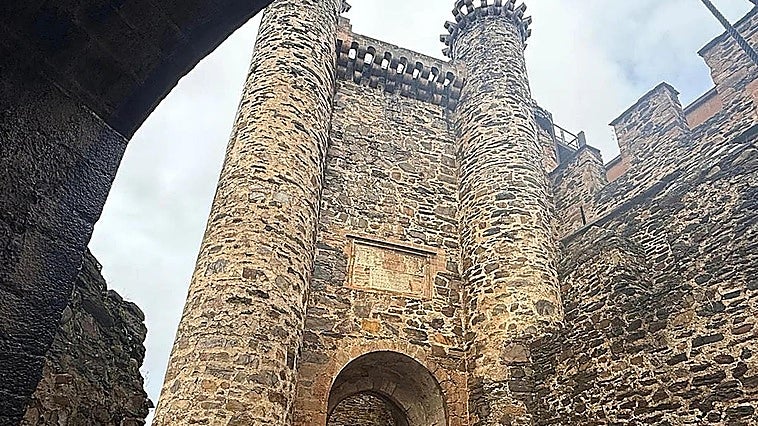 ¿Por qué se autoriza emitir un programa de televisión desde el castillo de Ponferrada y no rodar la película de Nevenka?