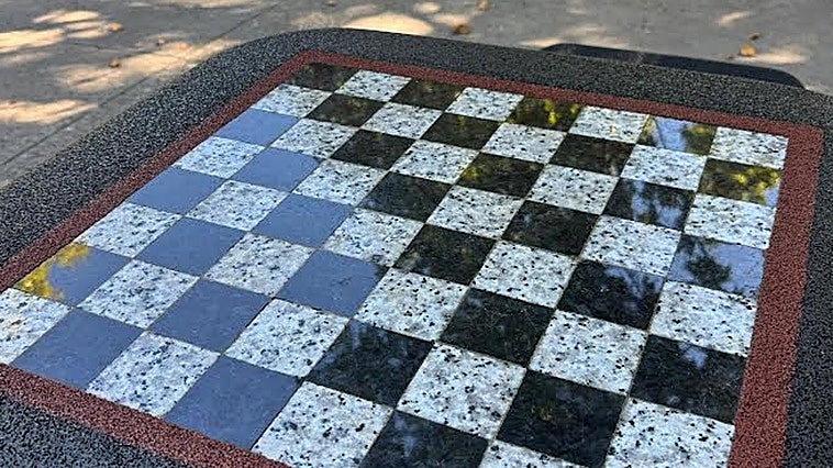 El Parque de la Concordia estrena nuevo espacio para jugar al ajedrez