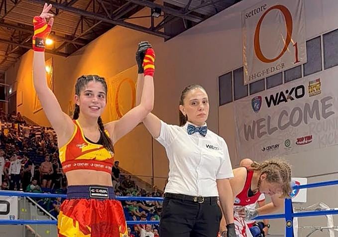 La deportista en el momento de proclamarse vencedora de la semifinal del Campeonato del Mundo WAKO con la selección española de kickboxing junior.