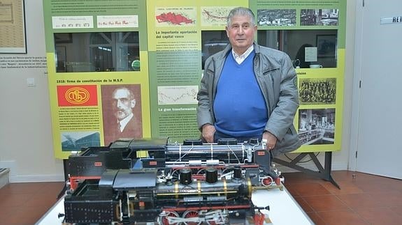 Roberto Alonso, con dos de las maquetas que se exhiben en el Museo del Ferrocarril.