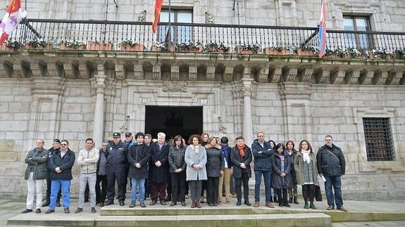 Minuto de silencio a las puertas del Ayuntamiento de Ponferrada.