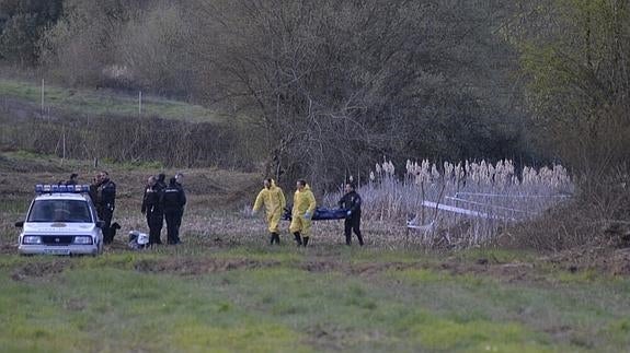 El cuerpo fue hallado por unos cazadores en el entorno de La Lomba de Cortiguera. 
