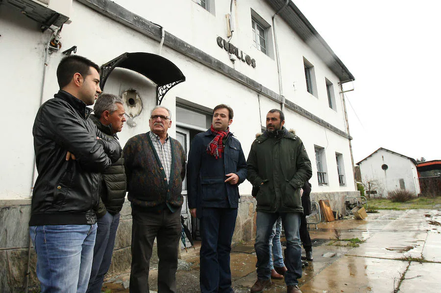 Tino Rodriguez compareció en la estación de tren de Cubillos, con cargos del PSOE en los municipios del 'Ponfeblino'.