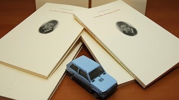 El libro 'Los niños olvidados de Dios', junto a uno de los coches favoritos del pequeño Yeray.