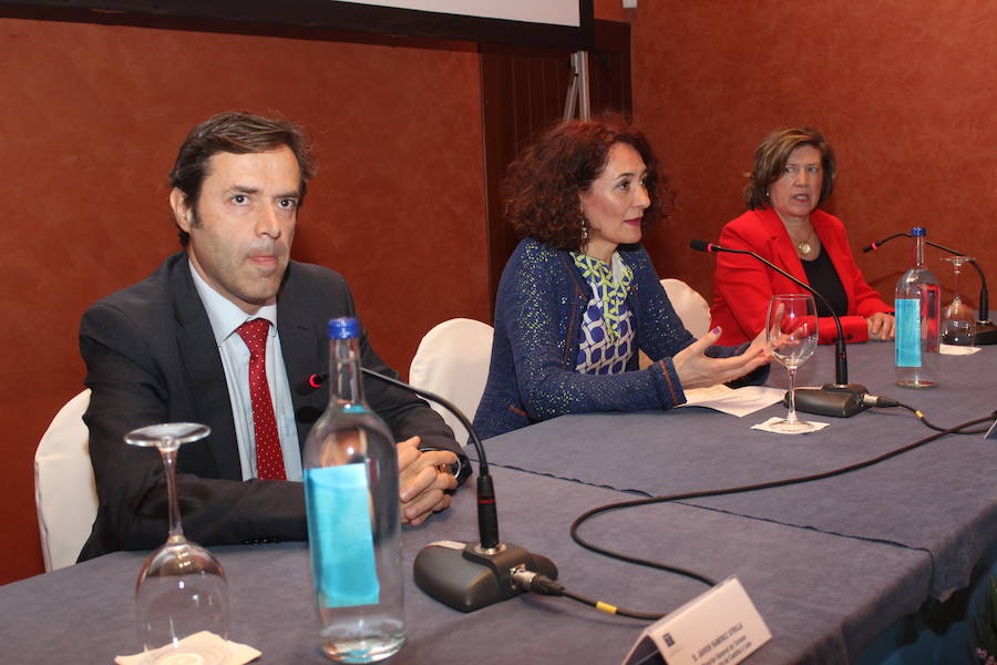 Javier Ramírez, con la alcaldesa y la concejala de Turismo en la entrega de los distintivos.