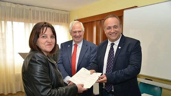 El delegado territorial de la Junta y el presidente del Consejo entregaron los diplomas a los alumnos participantes en el programa 'Ultreia'.