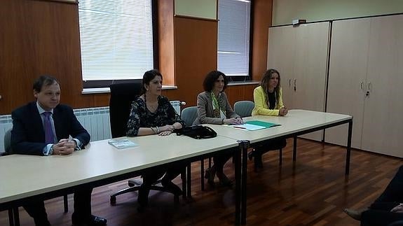 La letrada del Gabinete Técnico del Consejo General del Poder Judicial (2I) presidió en Ponferrada la reunión informativa sobre el Servicio de Mediación Intrajudicial.