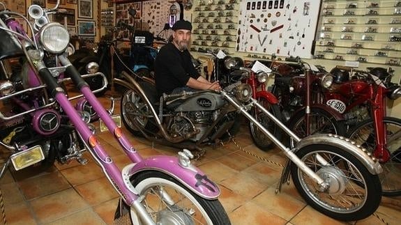 El berciano Miguel Rodríguez con dos de sus motos 'recicler', hechas con los objetos más diversos y cotidianos.