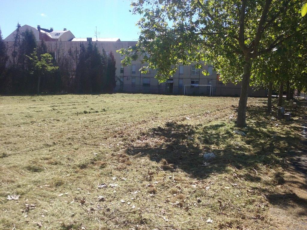 Imagen del campo de fútbol de la Escuela-Hogar tras los trabajos de mantenimiento.