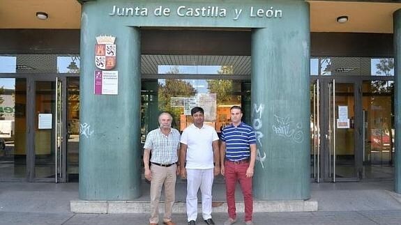 El alcalde de Sobrado con Alí Khawar y el representante de la agencia de transporte que opera en el puerto de Valencia, ante la sede de la Junta. 