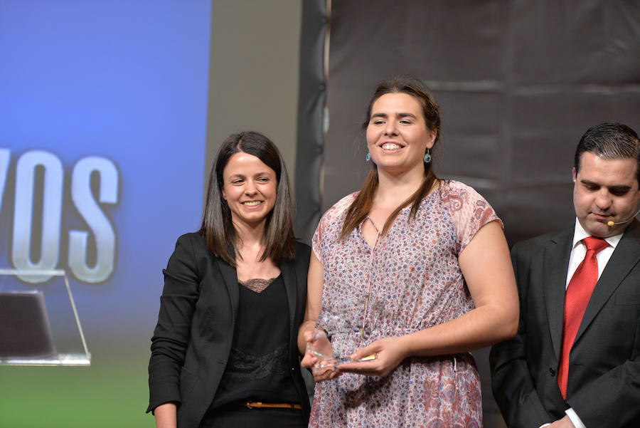 Sabina Asenjo recibe uno de los premios en la XIX Gala Teledeportivos.