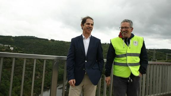 El presidente de la CHMS, Francisco Marín, junto al director técnico adjunto, Ignacio Maestro, durante el simulacro de funcionamiento de la compuerta de Bárcena.