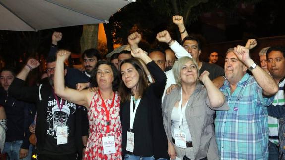 Ana Marcello (derecha) y Laura Fernández (izquierda), tras conocer los resultados a las puertas de la sede de Podemos.