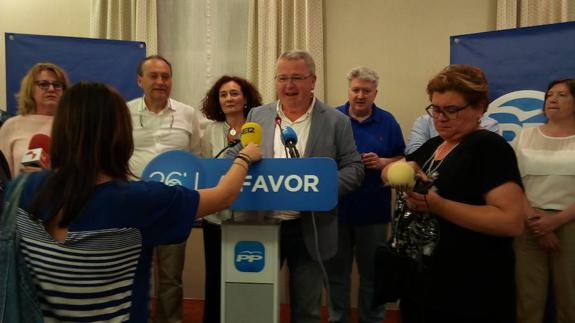 Alfonso Rodríguez-Hevia junto a cargos del partido, en el acto celebrado en el Hotel Ponferrada Plaza.