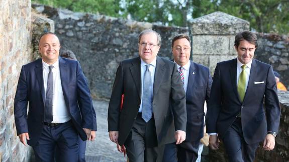 Juan Vicente Herrera a su llegada a Villafranca, acompañado por el presidente del Consejo (I), el consejero de Medio Ambiente (D) y el alcalde de la villa (CD).