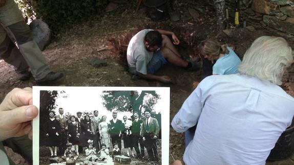 Imagen de la exhumación de los restos de Julio Bello en Lugo.