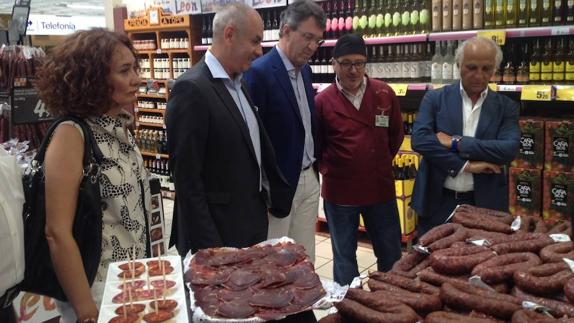 El presidente de la Diputación visitó la campaña Productos de León en Carrefour de Ponferrada.