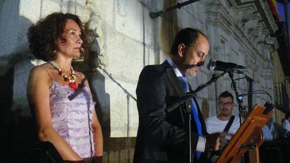 La alcaldesa de Ponferrada, junto al pregonero de La Encina 2016, Antonio Ovalle.