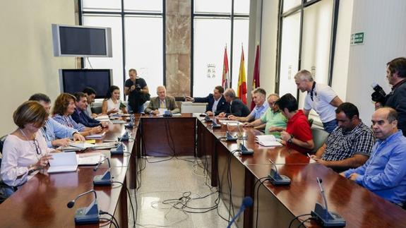 El delegado territorial de la Junta, Guillermo García, se reunió con los alcaldes y presidentes de juntas vecinales de los municipios afectados por el incendio.