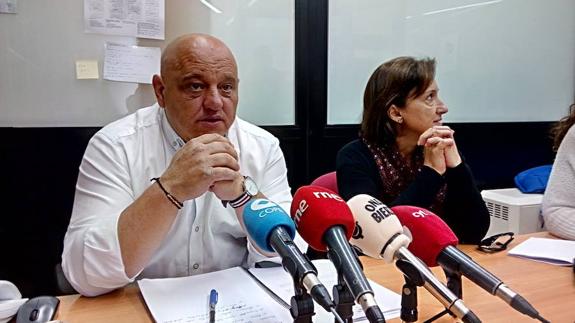 El portavoz municipal de PeC, Miguel Ángel Fernández, junto a la concejala de IU en Puente de Domingo Flórez, Agure Bilbao, en su comparecencia.