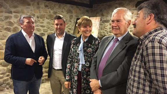 Raúl Valcarce, alcalde de Carracedelo, Iván Alonso, vicepresidente del Consejo, Beatriz Escudero, mantenedora de las Jornadas, Guillermo García, delegado territorial de la Junta, y Ángel Calvo, vicepresidente de la Diputación para el Bierzo, durante la inauguración de las Jornadas. 