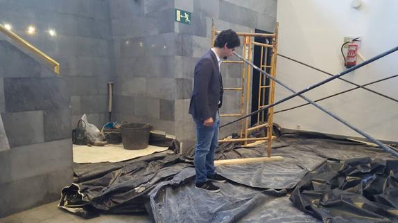 El concejal de Urbanismo, Tulio García, visita las obras en la casa consistorial.