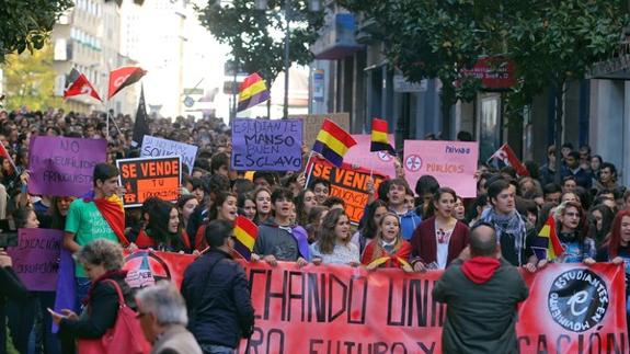 Más de 800 personas participaron en la manifestación contra las reválidas de la Lomce en Ponferrada.