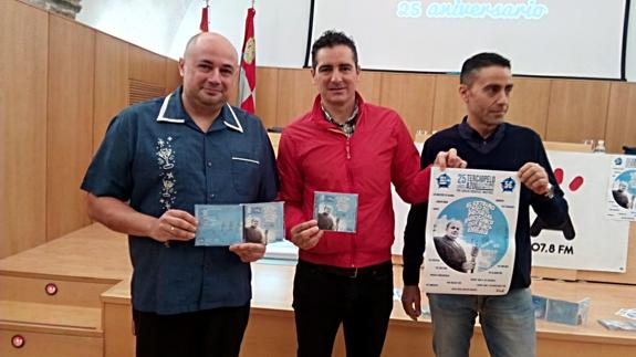 El director y presentador del programa, Carlos Rodríguez, el concejal de Deportes y el responsable de Cima en la presentación del CD.