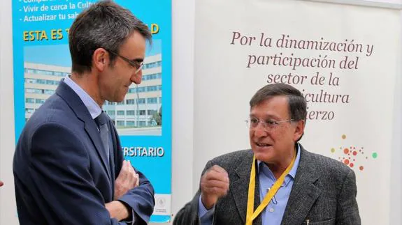 El vicerrector del Campus de Ponferrada, José Ramón Rodríguez, junto a Joaquín Araujo. 