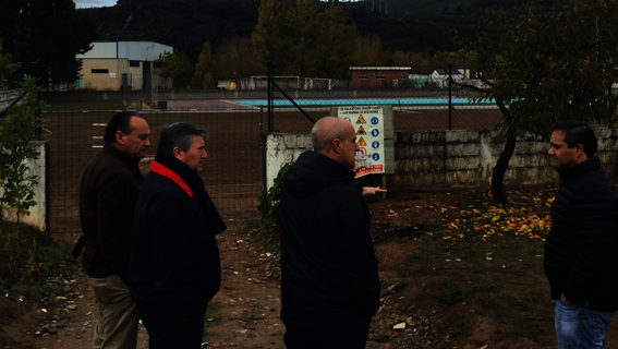 Los diputados de Cooperación y SAM, Alfonso Arias, y de Régimen Interior, Raúl Valcarce, visitaron las obras de las piscinas junto al alcalde, Julio Arias.