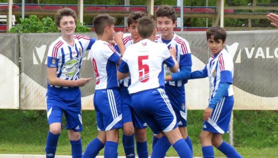 Jugadores de un equipo de fútbol base de la Ponferradina. 