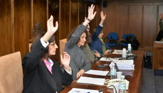 La alcaldesa junto a miembros del equipo de gobierno en un pleno.