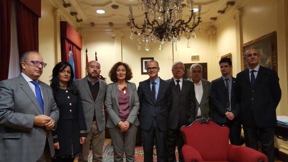 Los regidores en la Alcaldía de Ourense, junto a los diputados nacionales del PP, Eduardo Fernández y Celso Delgado.