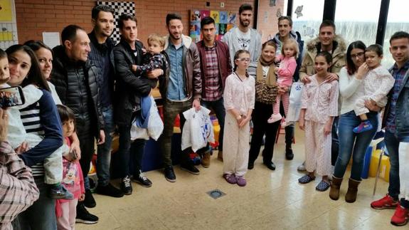 La plantilla de la Ponferradina en su visita al Hospital del Bierzo.