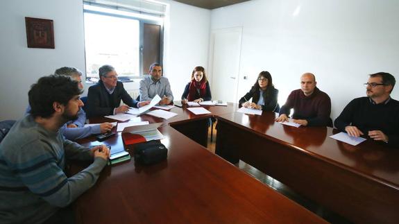 El senador socialista por León, Graciliano Palomo (3I), junto a la diputada socialista por León, Aurora Florez (4D), durante la reunión con los representantes de los trabajadores de Ciuden.