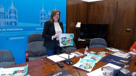 La concejala de Turismo,  María Antonia Gancedo, presentó el stand de Ponferrada en Fitur.