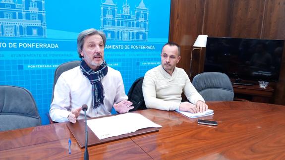 El portavoz municipal de CB en el Ayuntamiento de Ponferrada, Pedro Muñoz, (I) durante su comparencia.